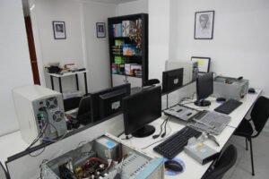 Centro Jesús González operaciónes auxiliares de montaje y mantenimiento de sistemas microinformáticoss