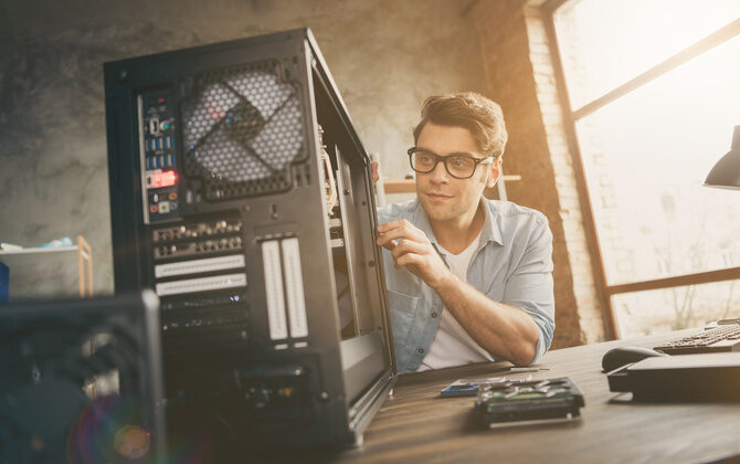 Operaciones auxiliares de montajes y mantenimiento de sistemas informáticos.